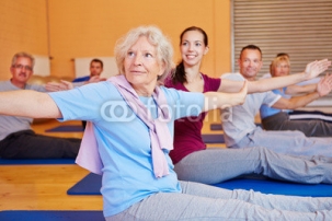 Seniorin_bei_Rueckenschule_im_Fitnesscenter.jpg